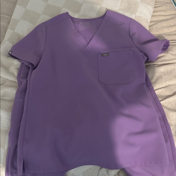 Figs Lavender high waisted joggers & one pocket top - Picture 2 of 4